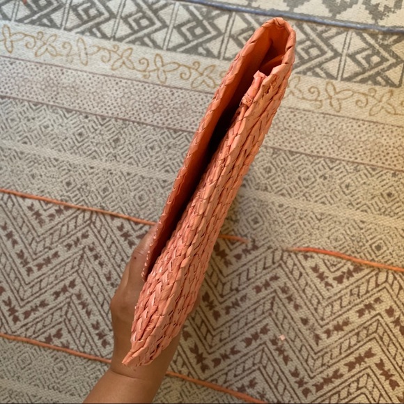 👛 Coral Pink Straw Clutch 👛 - Picture 4 of 5